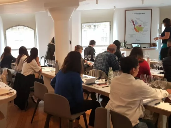 un atelier de formation à l'école du vin avec une formatrice et des apprenants