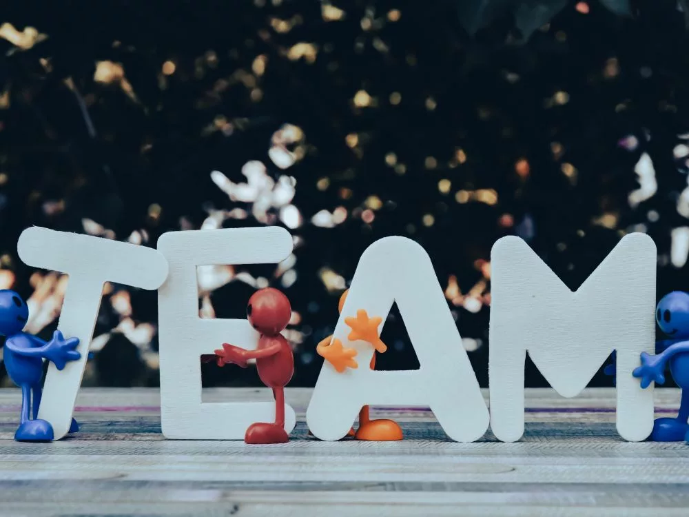 personnages tenant le mot team signifiant équipe