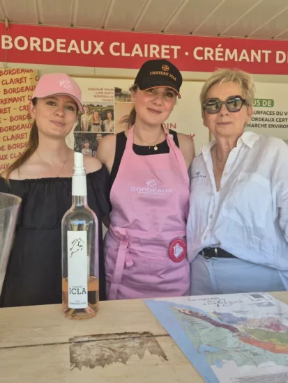 andréa, léa et isabelle bernard sur leur stand de Bordeaux Fête le Vin avec leur bouteille de rosé du Château Icla