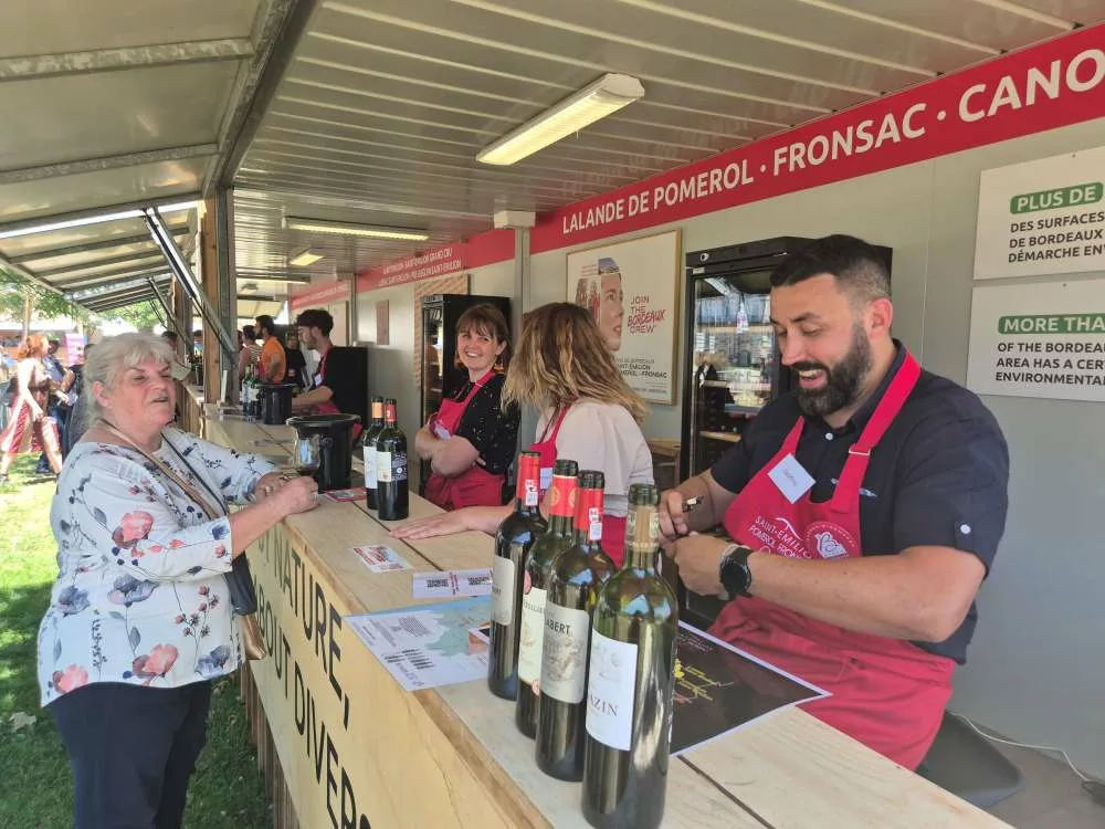 des vignerons et opérateurs sur un stand de Bordeaux fête le vin préparent une dégustation