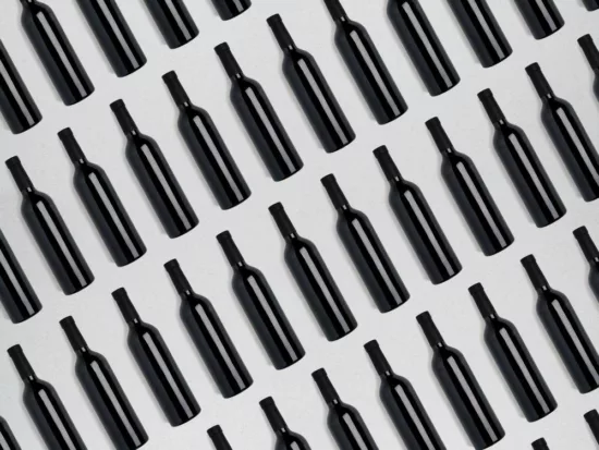 image répétitive de bouteilles de vin noires