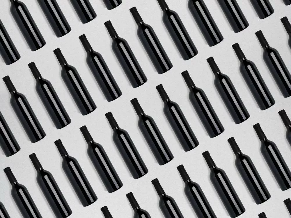 image répétitive de bouteilles de vin noires