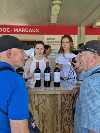 pauline morice en discussion avec des participants sur un stand de Bordeaux Fête le Vin 