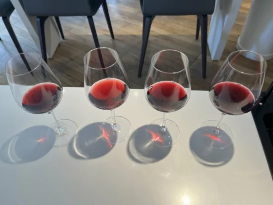 quatre verres de vins rouges servis frais lors d'une dégustation