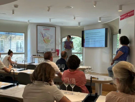 réunion d'information sur le bordeaux claret à l'école du vin de bordeaux en présence de nombreux professionnels de la filière