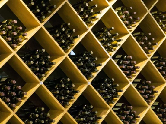 bouteilles de vin dans des casiers type caviste