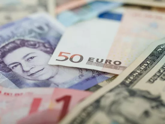 billets avec différentes devises, livre sterling, euros et dollars