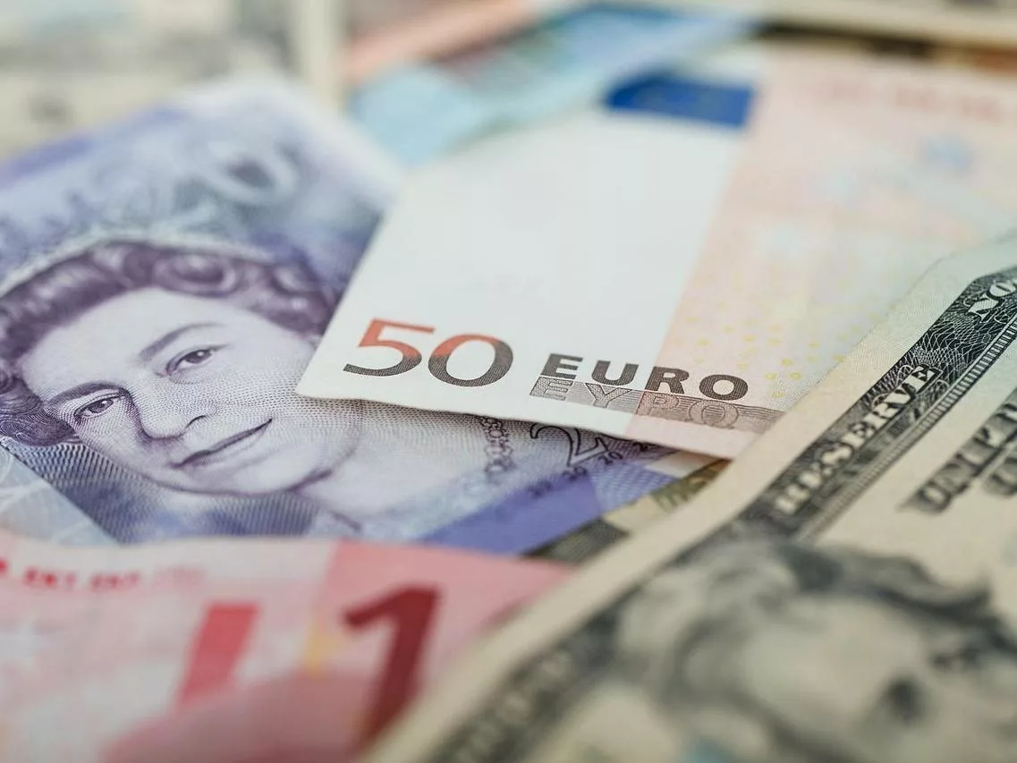 billets avec différentes devises, livre sterling, euros et dollars