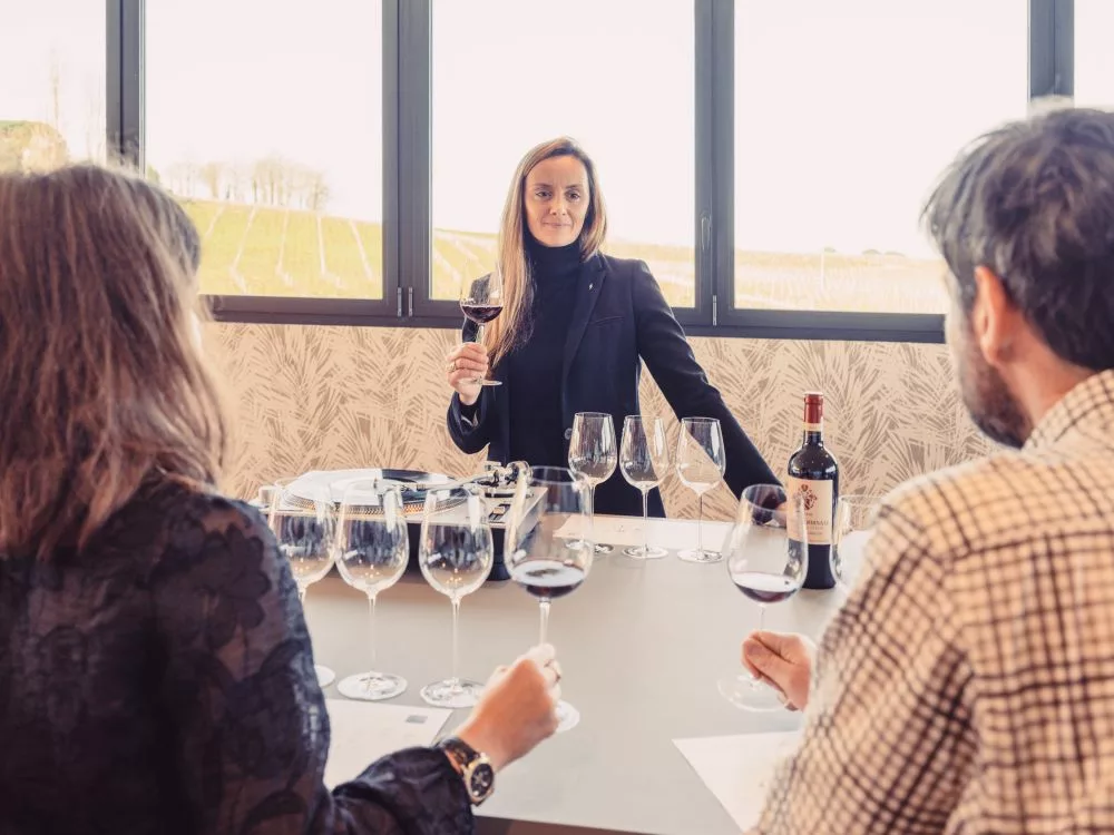 deux personnes assistent à la master classe La Mélodique de la Maison Cardinale avec dégustation de vins en musique