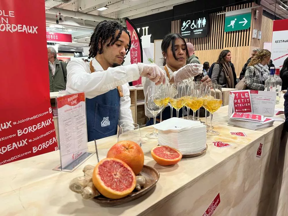 serveur sur wine paris présentant des cocktails à base de vins de bordeaux