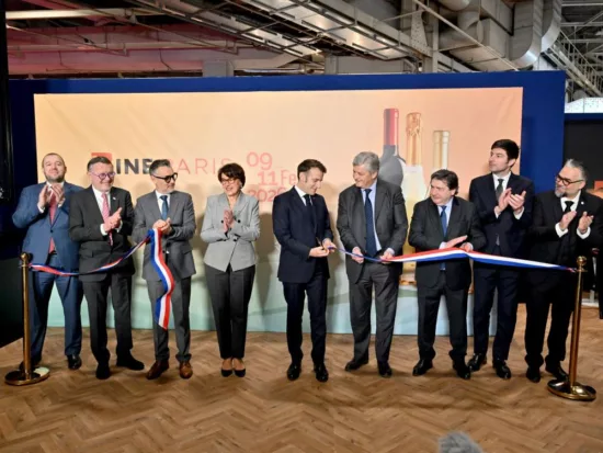 Le Président de la République Emmanuel Macron coupe le ruban pour l'inauguration du salon Wine Paris 2026