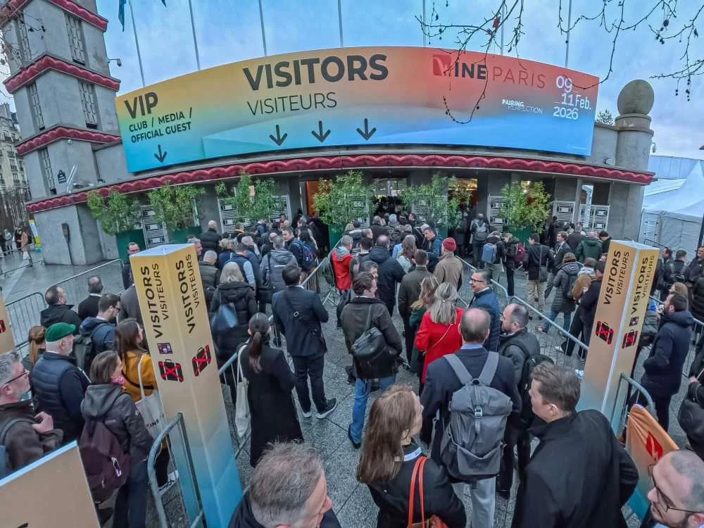 affluence à l'entrée des visiteurs du salon Wine Paris