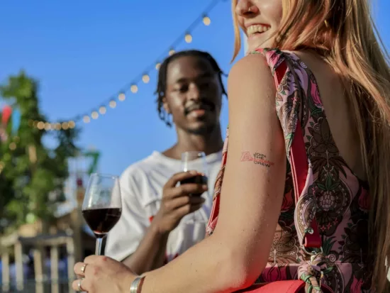 une femme et un homme degustent un verre de vin rouge lors de bordeaux fête le vin