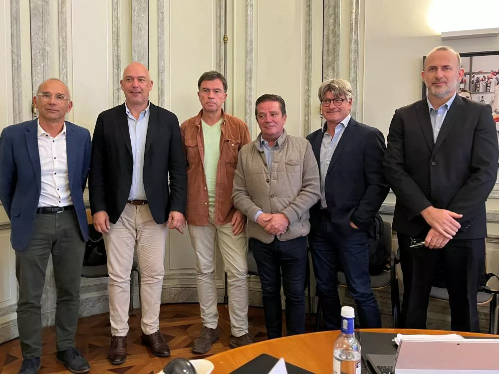 Pour la présentation à la presse, le 20 octobre, étaient réunis (de gauche à droite) : Stéphane Gabard, président du Syndicat des Bordeaux et Bordeaux supérieur, Jean-Raymond Clarenc, co-président de la commission économique du CIVB, Bernard Farges et Philippe Tapie, co-présidents du CIVB, Stéphane Héraud, co-président de la commission économique, et Anthony Jezegou, directeur du CIVB.